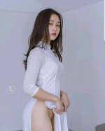 Hot girl mặc áo dài quên mặc chip